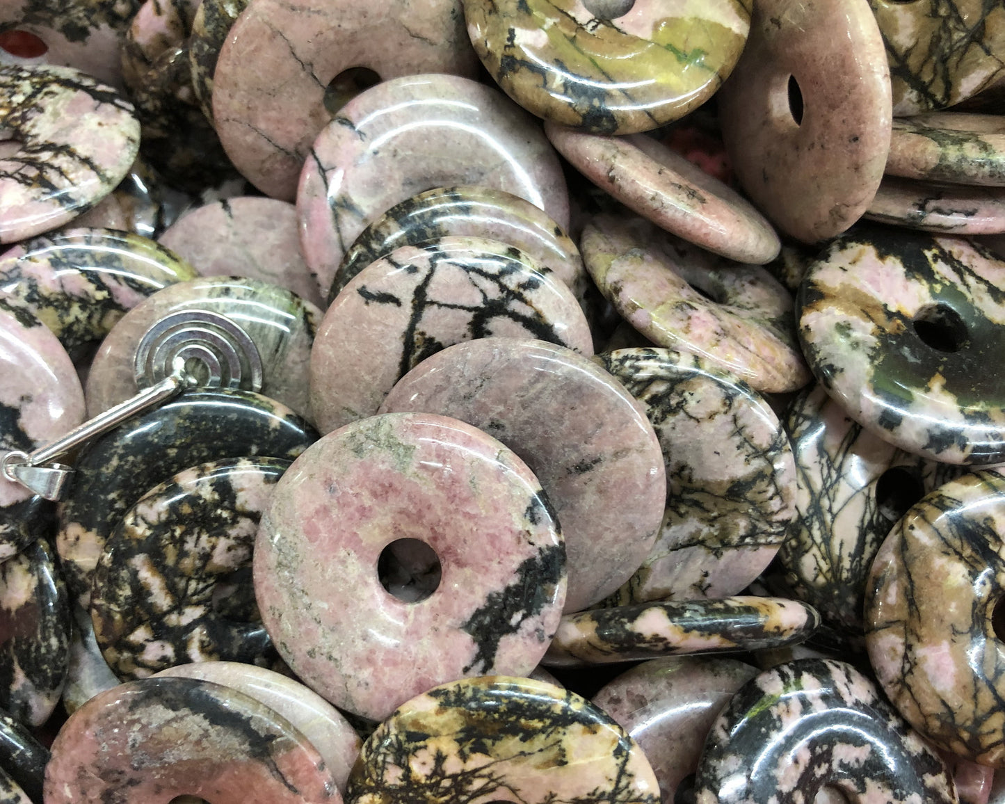 Pendentif donut en rhodonite noire 30 mm 40 mm 50 mm 1 pièce