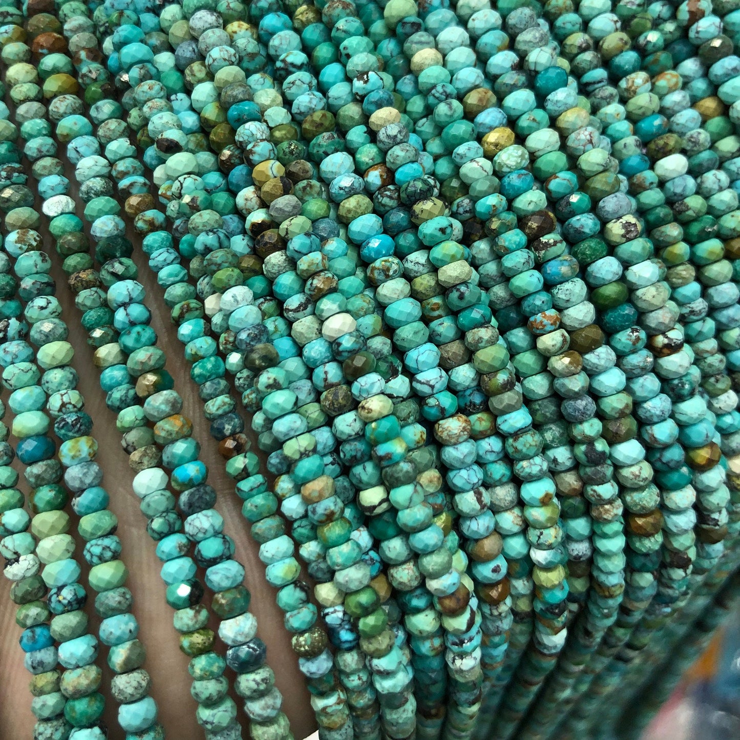 Perles à facettes en véritable turquoise 2 x 3/4 mm 15 pouces