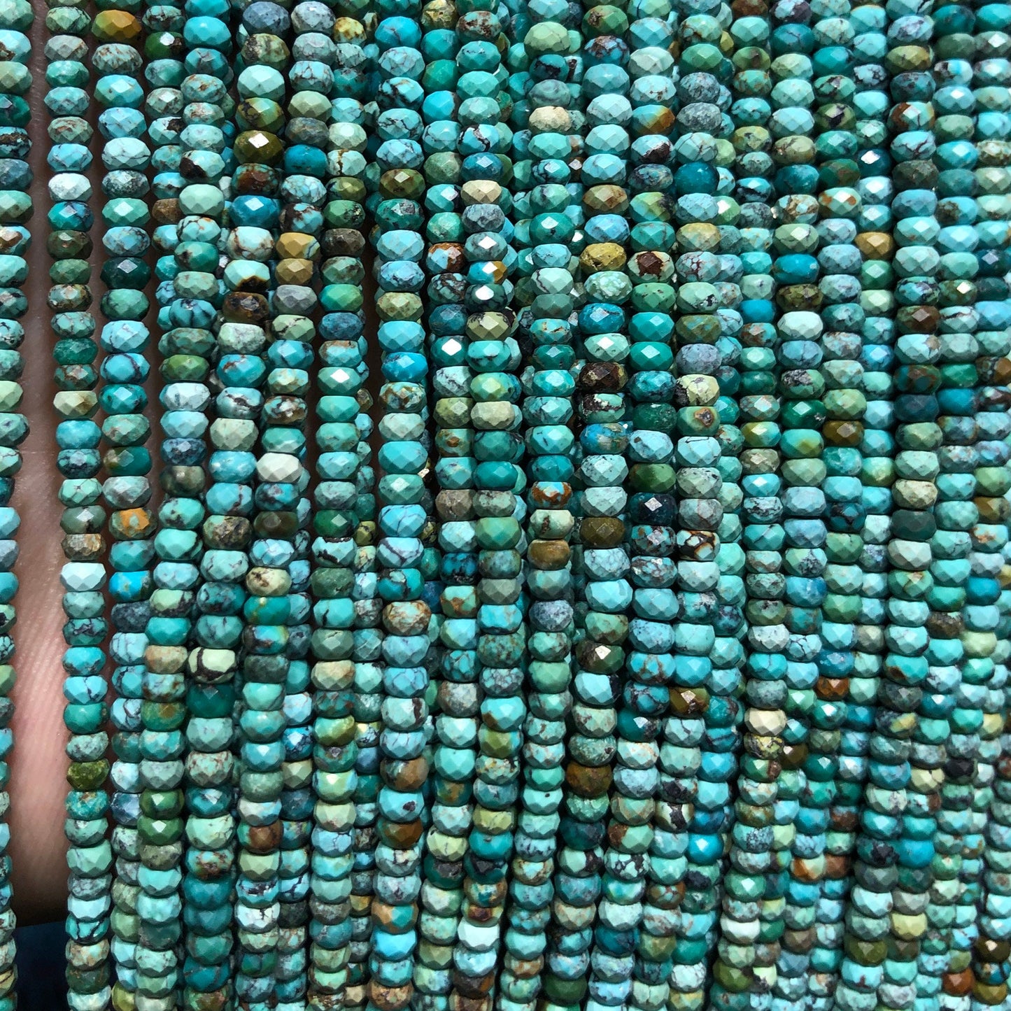 Perles à facettes en véritable turquoise 2 x 3/4 mm 15 pouces