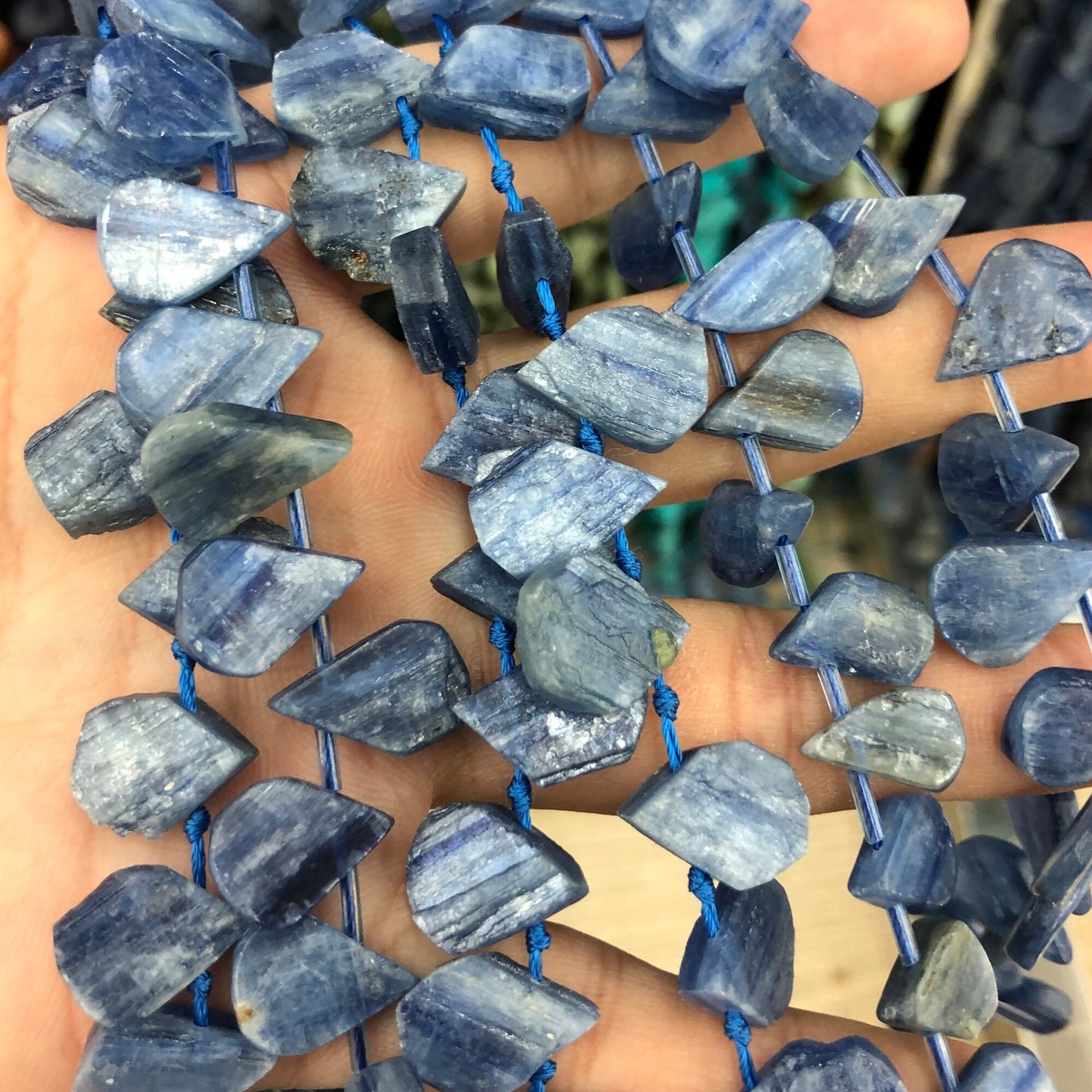 Perles en forme de larme de cyanite véritable 12-15 mm, 24 pièces