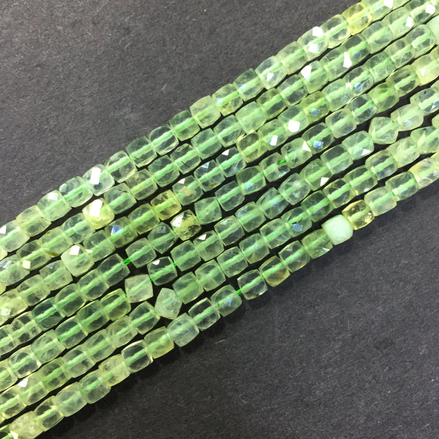 Grøn præhnit facetteret, naturlig ædelsten, 4 mm sten, terning 15''