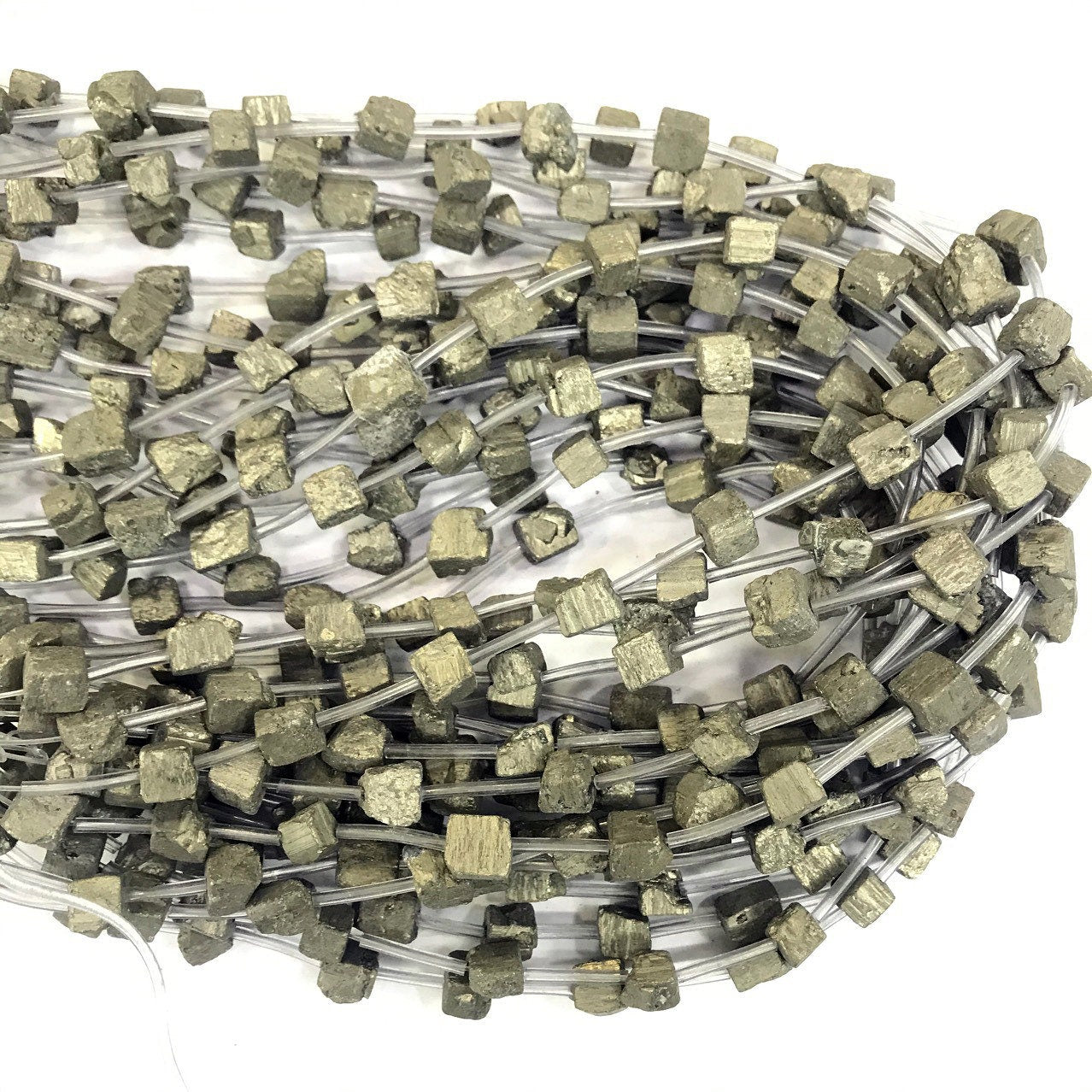 Pyrit kubeformede nuggetperler 8-13mm 18 stk.