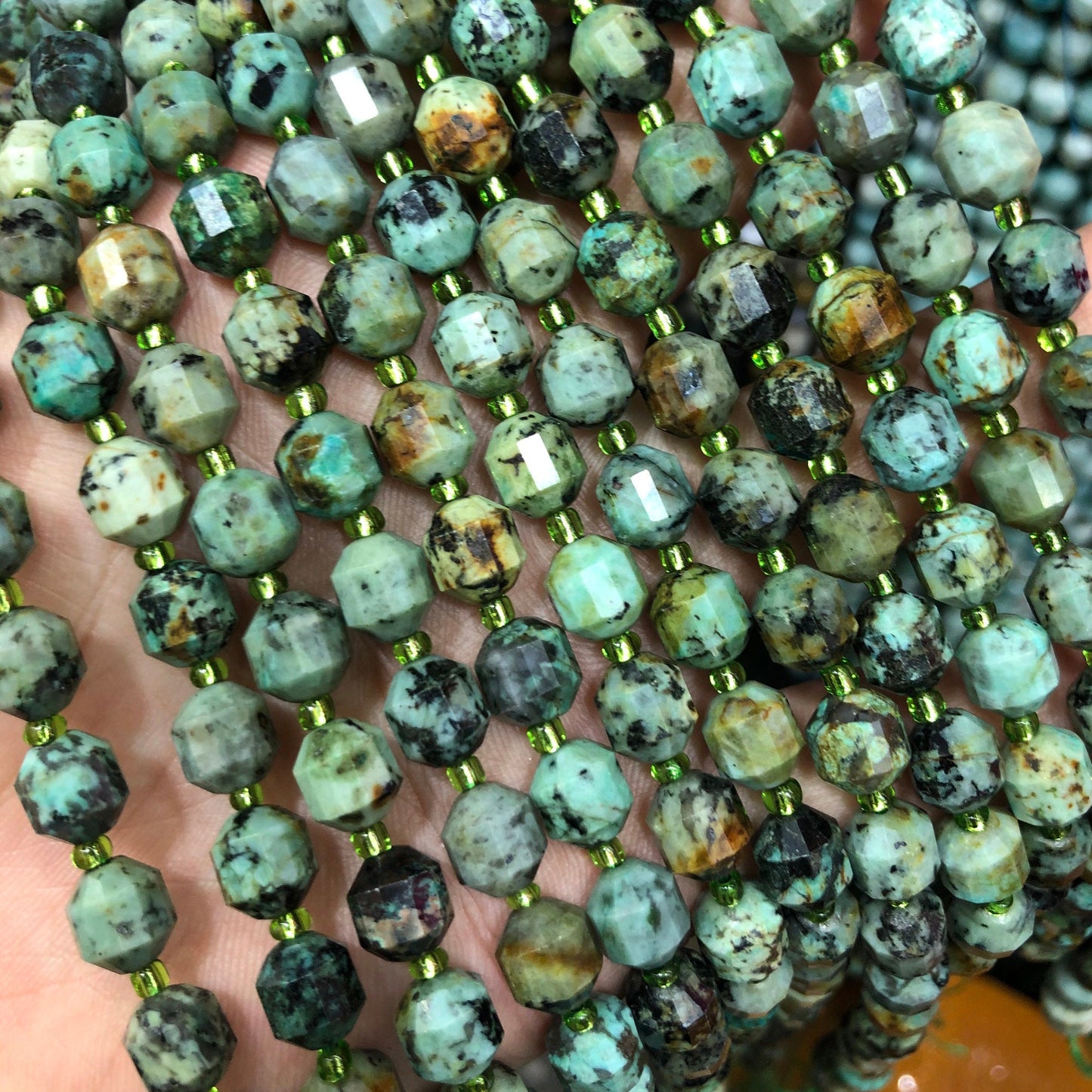 Perles à facettes en tube de turquoise africaine 8 mm 15''